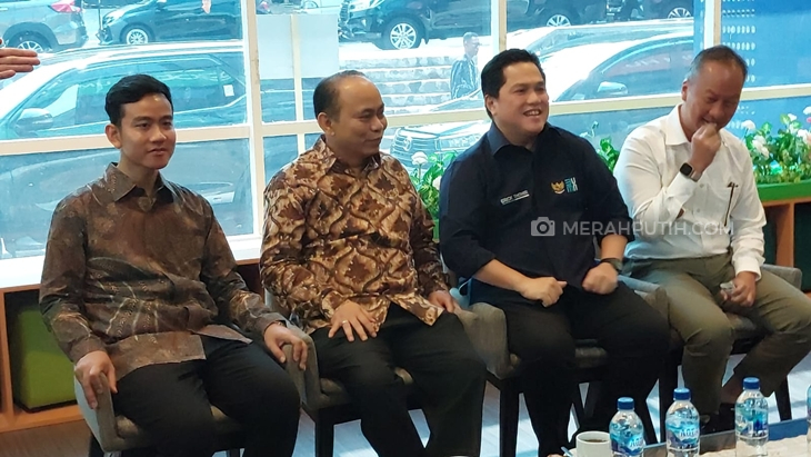 (Kiri ke kanan) Wali Kota Solo Gibran Rakabuming, Menkominfo Budi Arie Setiadi, Menteri BUMN Erick Thohir, dan Menperin Agus Gumiwang Kartasasmita saat acara Industri Summit "Percepatan Ekosistem 5G untuk Visi Misi Indonesia Digital 2030 & 2045" di Solo Techno Park (STP), Selasa (31/10). (Foto: MP/Ismail)