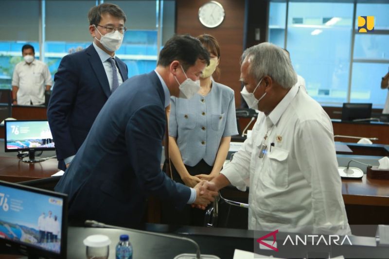 Menteri PUPR Basuki Hadimuljono menerima kunjungan delegasi dari Korea Selatan yang dipimpin oleh Assistant Minister for Road, Ministry of Land, Infrastructure and Transport, Korea Selatan Lee Yoon-Sang di Kantor Kementerian PUPR, Jakarta, Senin (20/6/2022). (ANTARA/HO-Kementerian PUPR)