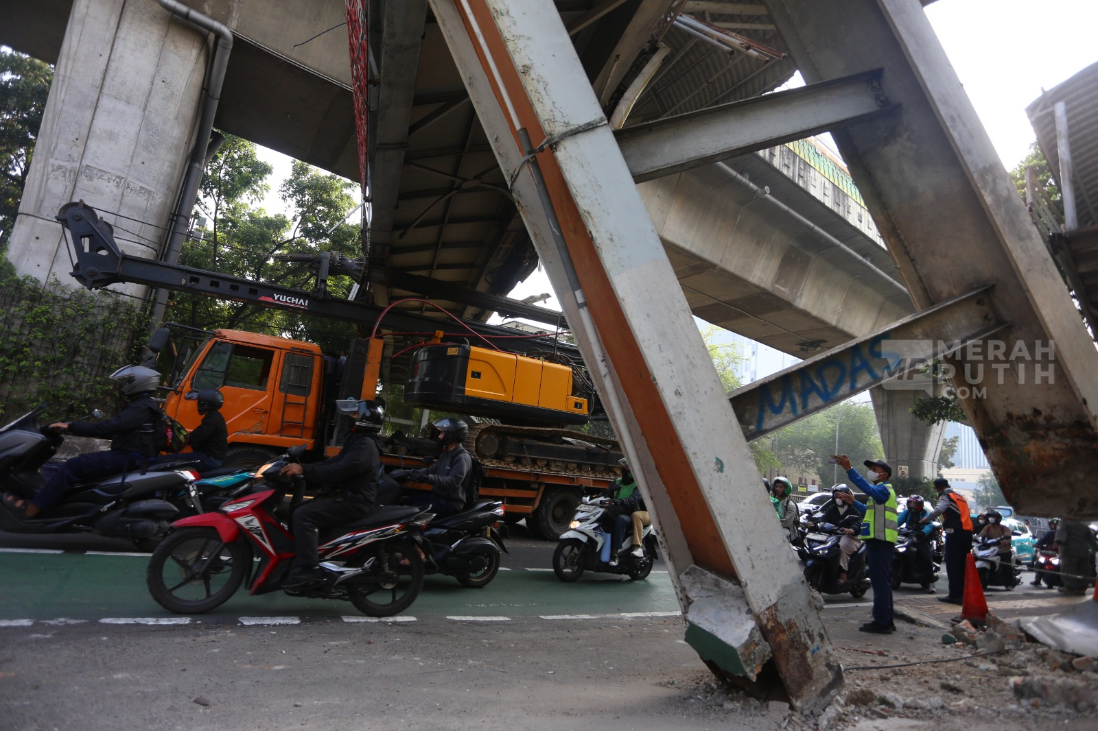 Kondisi JPO Tendean Nyaris Roboh, Truk Crane Masih Tersangkut