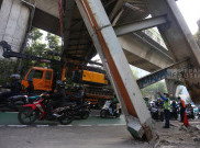 Kondisi JPO Tendean Nyaris Roboh, Truk Crane Masih Tersangkut