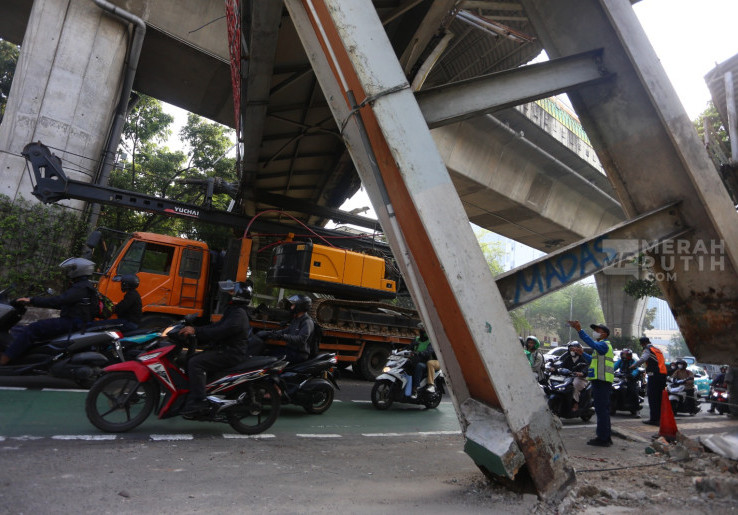 Kondisi JPO Tendean Nyaris Roboh, Truk Crane Masih Tersangkut