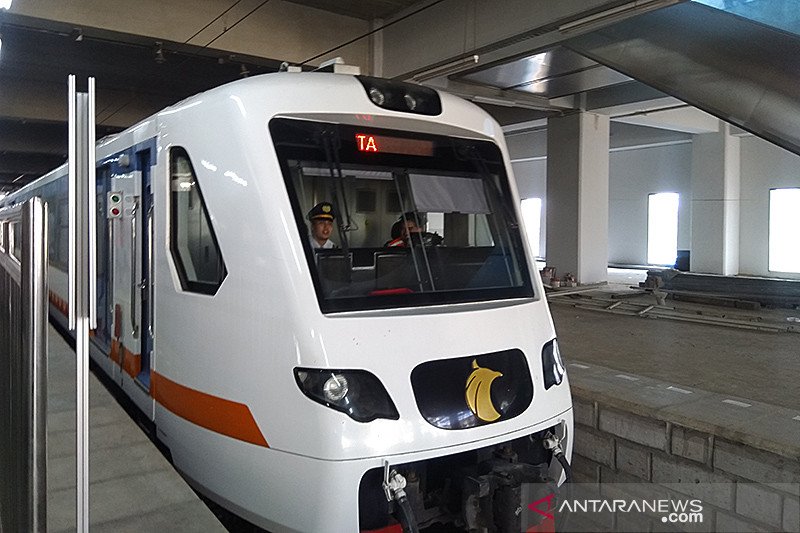 Petugas bersiap menjalankan KA Bandara dari Stasiun Manggarai menuju Stasiun Bandara Internasional Soekarno Hatta. ANTARA/Laily Rahmawaty/am.