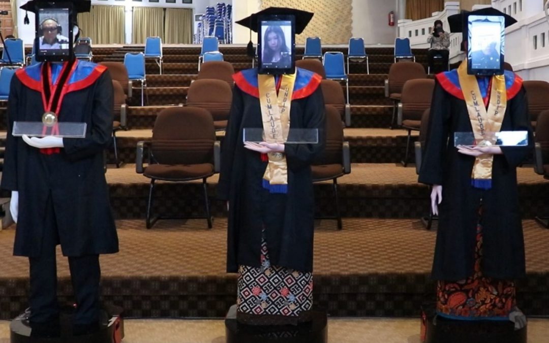  robot peraga wisudawan wisudawat