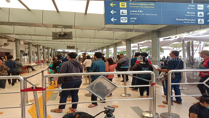 Ada Pemeriksaan Rapid Test Antigen, Penumpang Menumpuk di Stasiun Pasar Senen