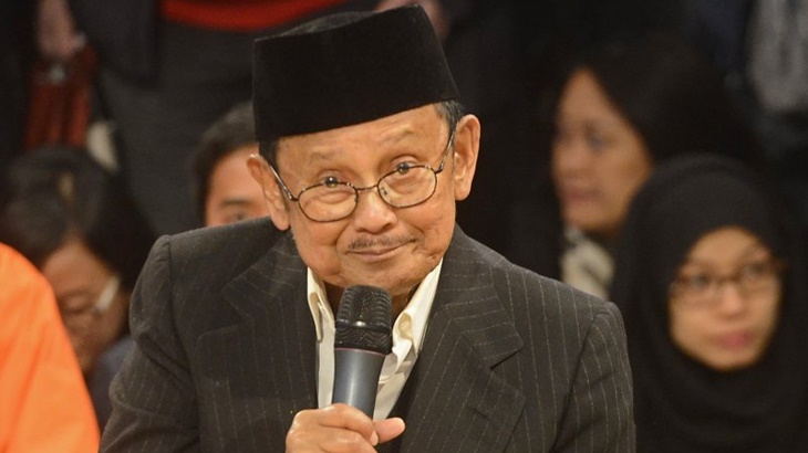 BJ Habibie di makam Ainun. (Antaranews)