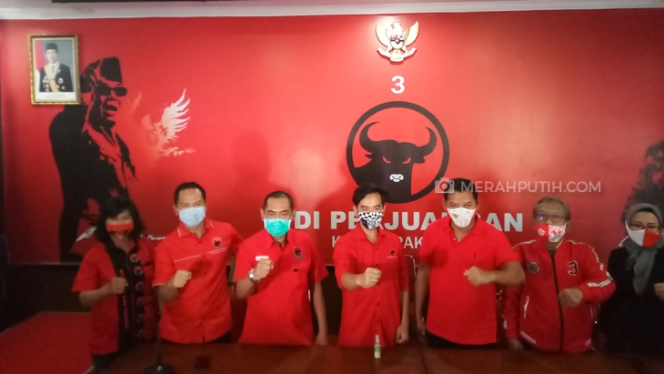 Ketua DPC PDIP Solo FX Hadi Rudyatmo menggelar konferensi pers di kantor DPC PDIP terkait persiapan pemdafftaran calon di KPU, Kamis (3/9). (MP/Ismail)