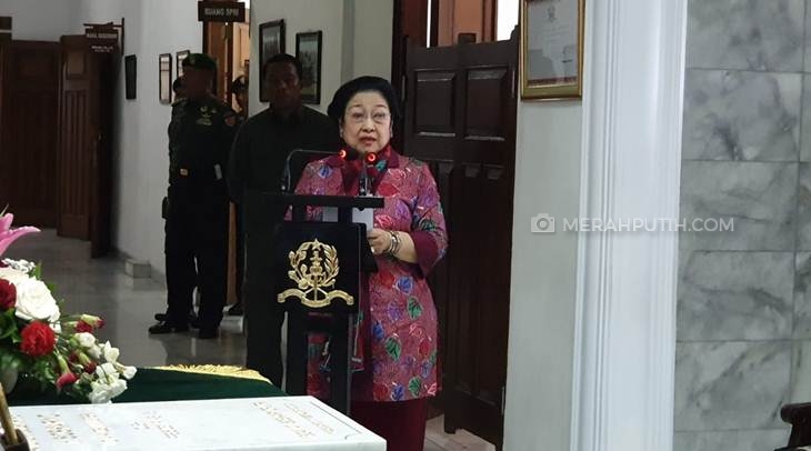 Presiden RI Kelima Megawati Soekarnoputri meresmikan patung Proklamator sekaligus Presiden RI Pertama, Ir. Sukarno, yang terletak di hall utama Kompleks Akademi Militer (Akmil), Mertoyudan, Magelang, Jawa Tengah, Jumat (7/2). (Foto: MP/Ponco Sulakrono)
