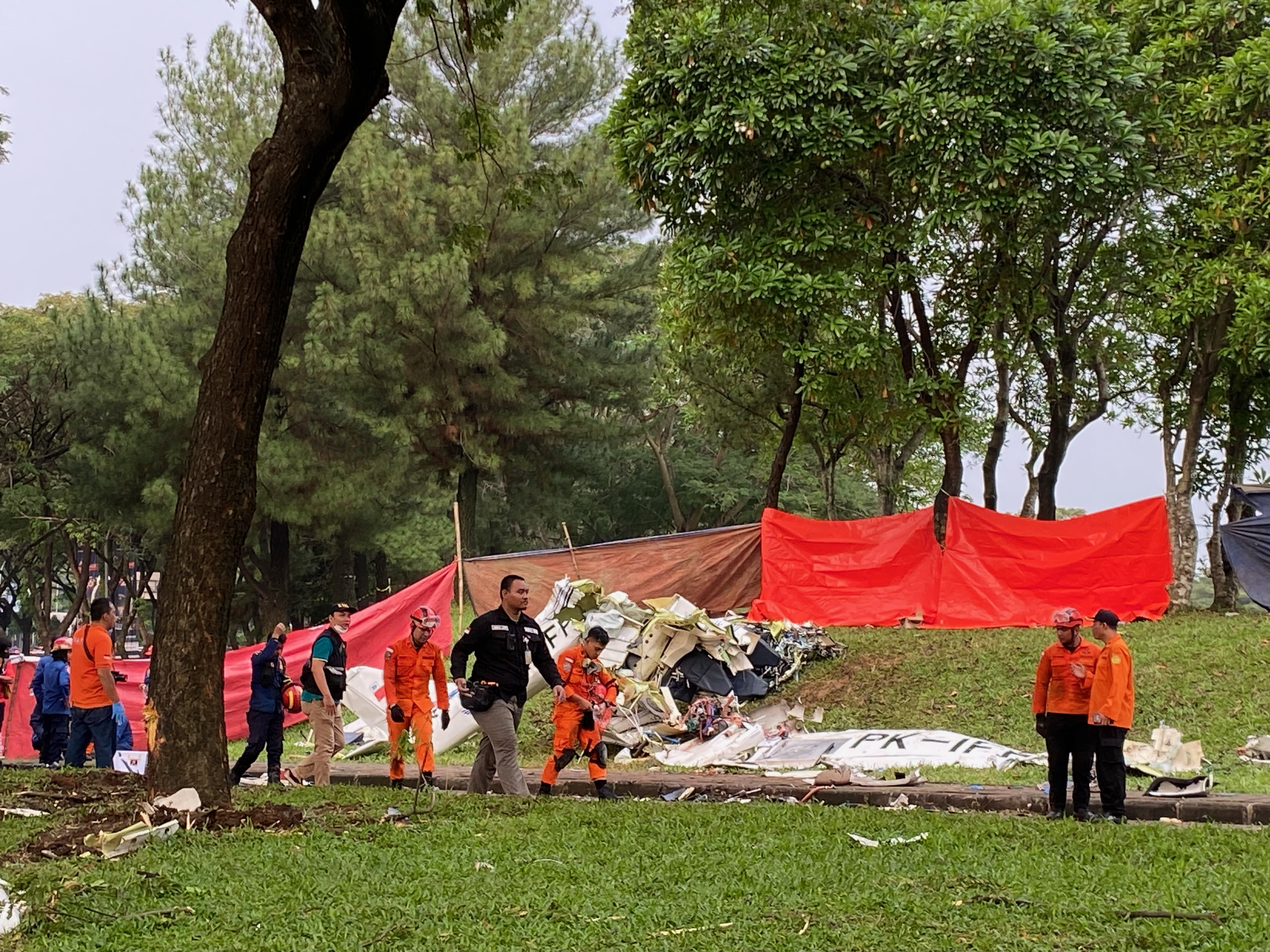 Warga Duga Pilot Pesawat Jatuh BSD Sengaja Mendarat Darurat di Lapangan 