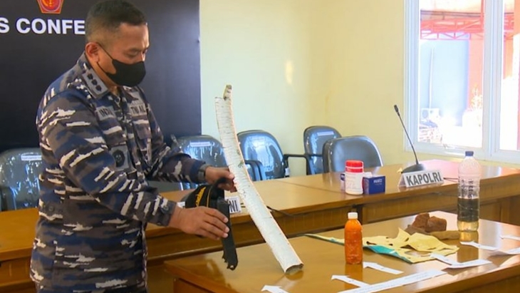 Komponen-komponen yang diyakini milik KRI Nanggala 402, di Base Ops Pangkalan Udara TNI AU Ngurah Rai, Badung, Bali, Sabtu. ANTARA/Ayu Khania Pranisitha.