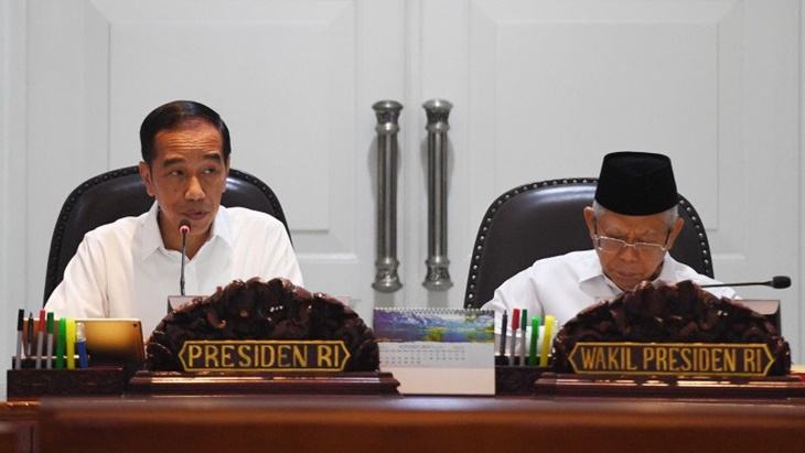 Presiden Jokowi bersama Wapres Ma'ruf Amin dalam rapat terbatas terkait penanganan corona