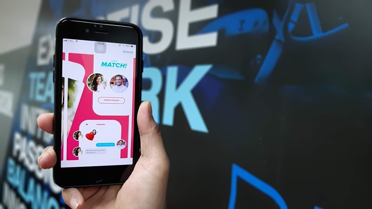 Kalem ya, Jangan Oversharing di Tinder 