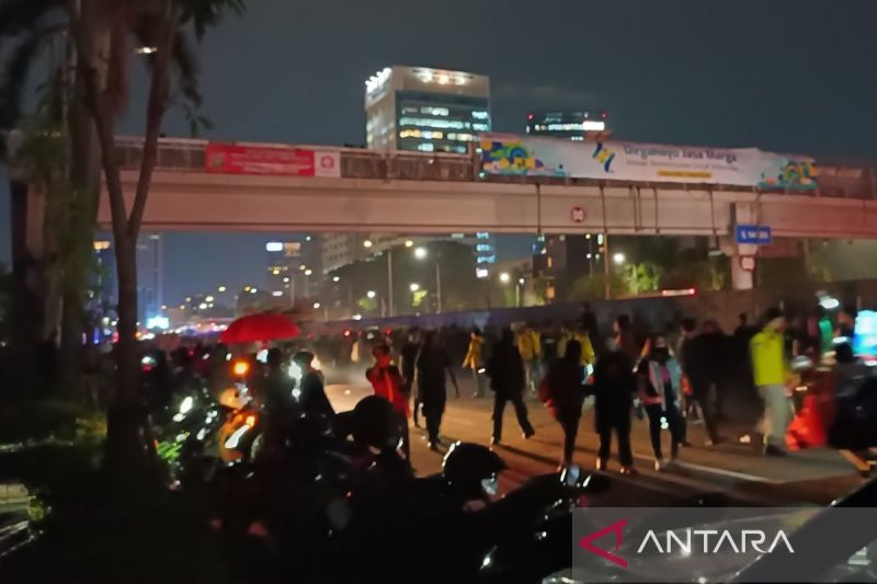 Polisi Bubarkan Paksa Pendemo RUU TNI, Kendaraan Kembali Bisa Melintasi Depan DPR