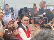 Tangan Nikita Mirzani Diborgol, Massa Bentangkan Poster Dukungan