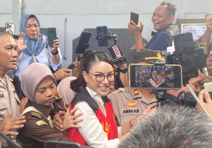 Tangan Nikita Mirzani Diborgol, Massa Bentangkan Poster Dukungan
