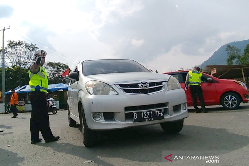 Petugas memeriksa kendaraan sepeda motor saat pemberlakuan PSBB di Pos Pemeriksaan Kadungora, Kabupaten Garut, Jawa Barat, Jumat (8-5-2020). ANTARA/Feri Purnama