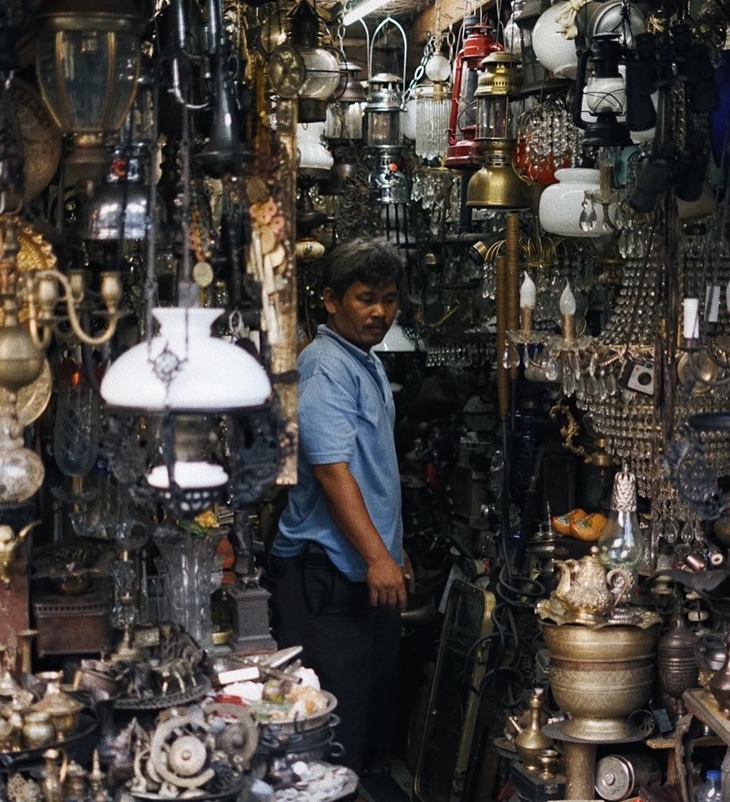 Pasar barang antik Jalan Surabaya. (Foto: instagram.com/erickkurniawann)