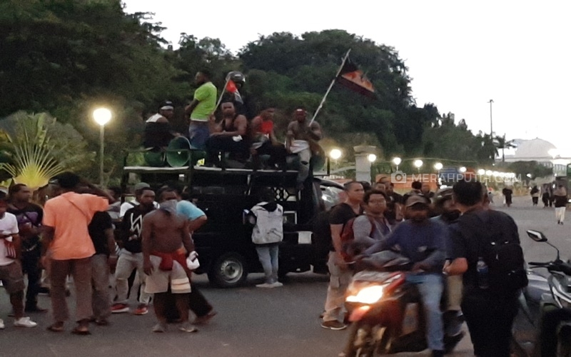  Seusai Demo Depan Istana, Ratusan Mahasiswa Papua dibawa ke LBH Jakarta Pakai Bus