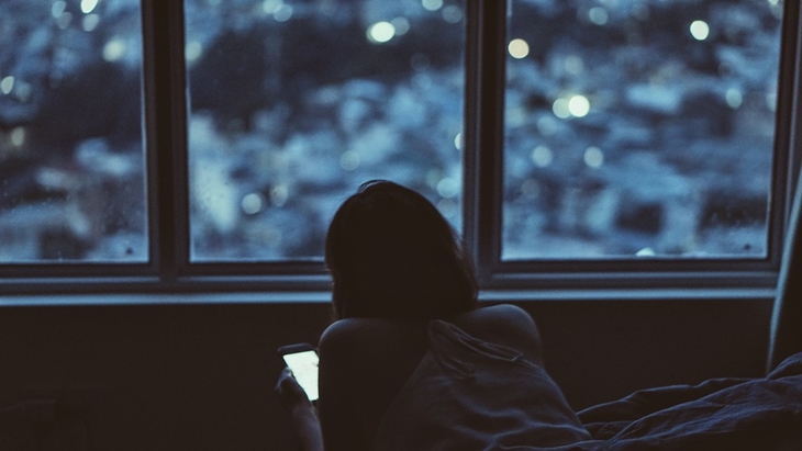 Bermain gadget saat sebelum tidur. (Pixalbay/StockSnap)