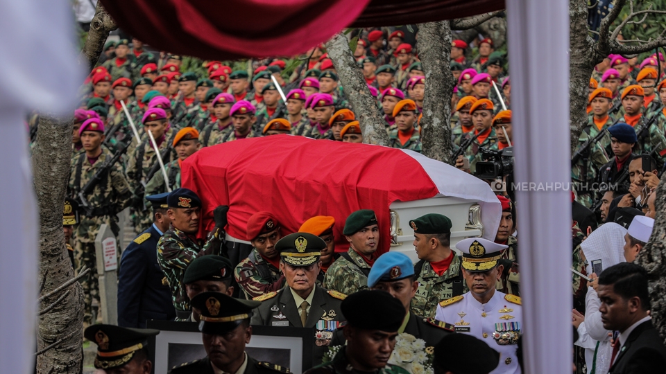 Prosesi Pemakaman Ani Yudhoyono di TMP Kalibata