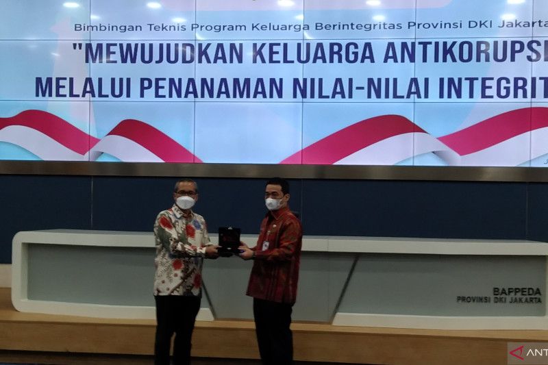 Wakil Gubernur DKI Ahmad Riza Patria (kanan) berfoto bersama Wakil Ketua KPK Alexander Marwata dalam bimbingan teknis integritas ASN Pemprov DKI di Balai Kota Jakarta, Kamis (17/3/2022). ANTARA/Dewa Ketut Sudiarta Wiguna