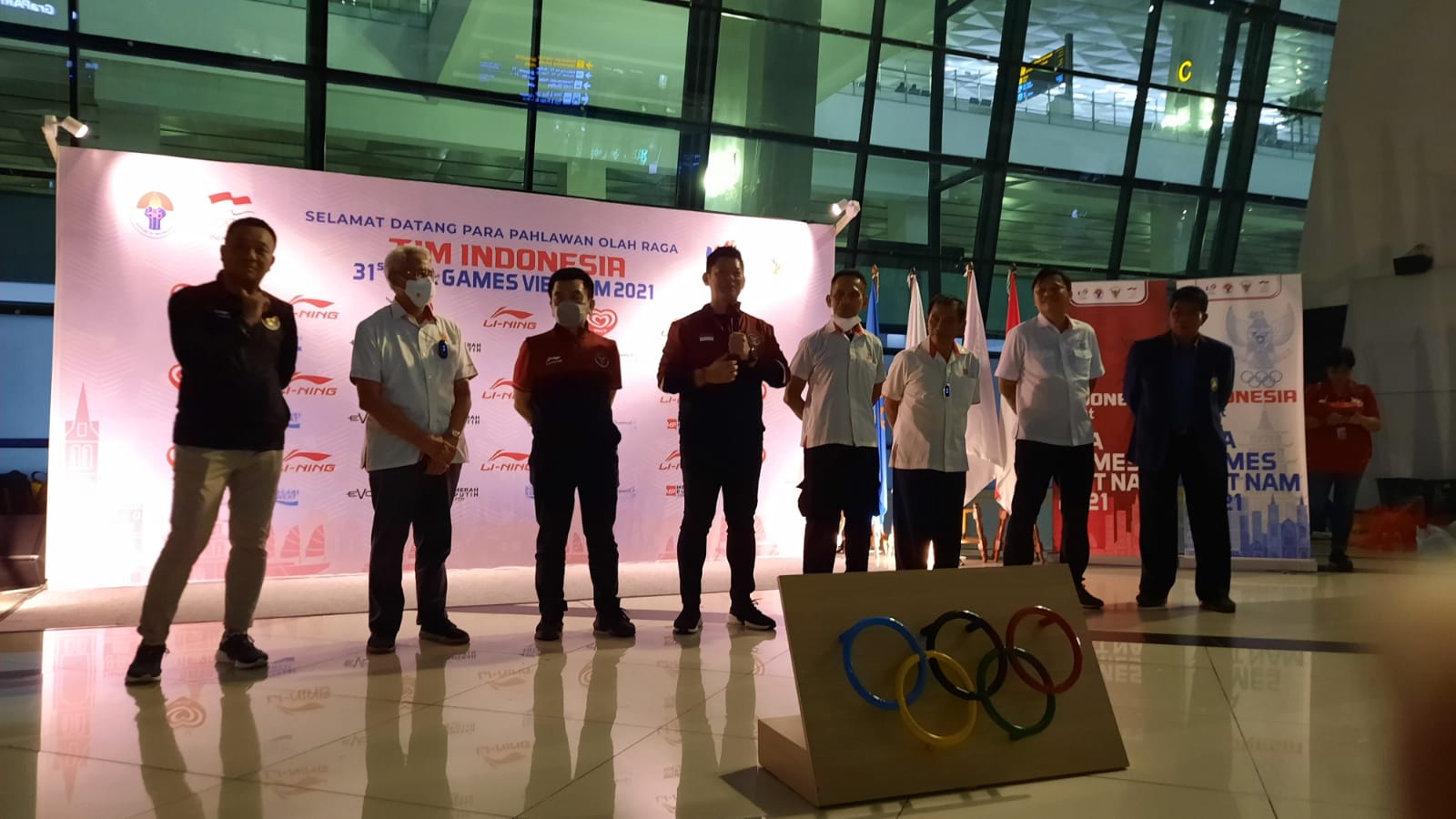 Ketua National Olympic Commitee (NOC) Indonesia Raja Sapta Oktohari saat menyambut pejuang olahraga di Bandara Soekarno-Hatta, Tangerang, Banten. (Foto: MP/Asropih)