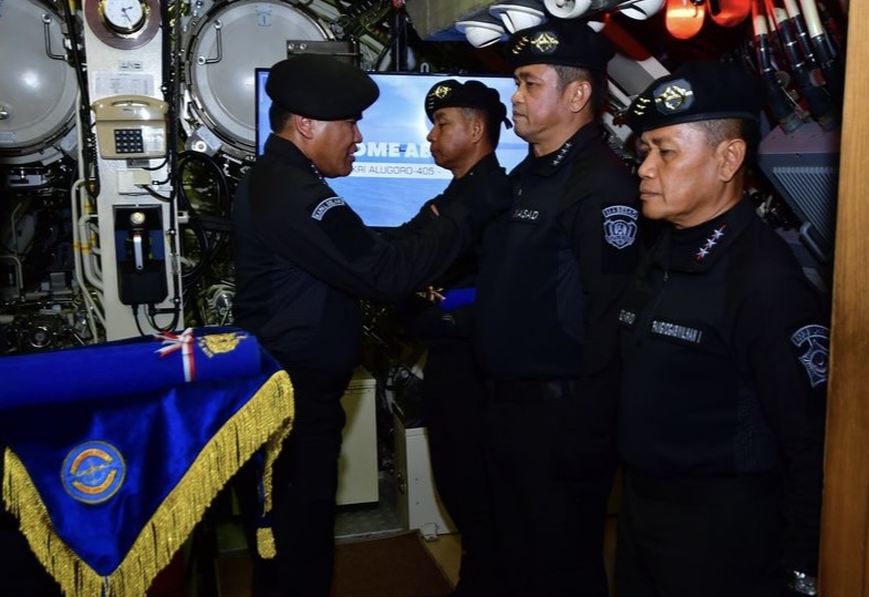 Penyematan Brevet Hiu Kencana. (Foto: TNI AL)
