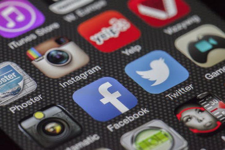Mengecek Media Sosial sebelum Tidur Bikin tak Bertenaga