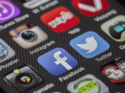Mengecek Media Sosial sebelum Tidur Bikin tak Bertenaga