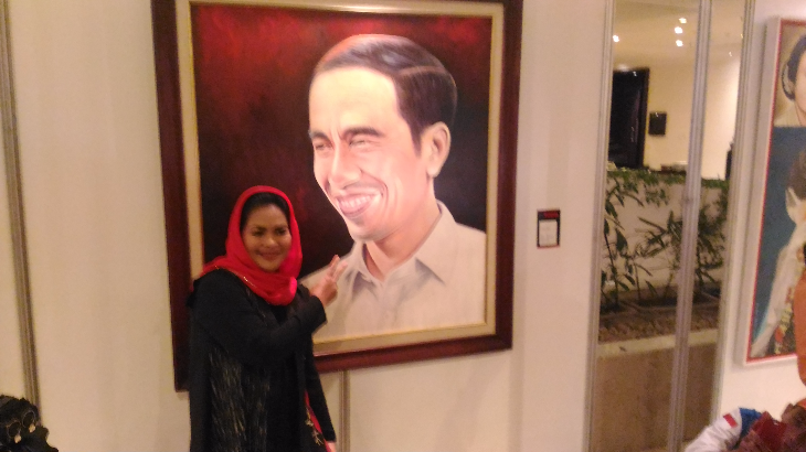 Puti Guntur bersama lukisan Jokowi