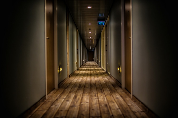 Cari hotel yang ada buffet sarapannya. (Foto unsplash/runnyrem)