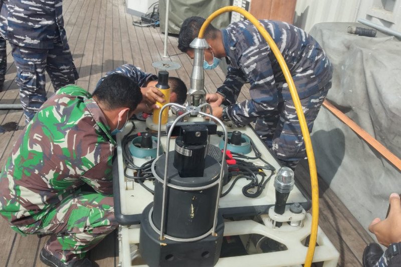 KRI Temukan Dugaan Titik Kotak Hitam SJ-182, Kopaska Sampai Denjaka Terjun ke Laut 