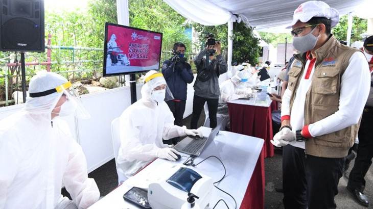 Ketua Umum Relawan Indonesia Bersatu Lawan COVID-19 Sandiaga Uno memantau "rapid test" dan "PCR test" massal di kawasan Johar Baru, Jakarta, Selasa (19/5/2020) (HO-Dok Relawan Indonesia Bersatu)