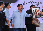 Tukar Kado Capres: Prabowo Beri Bantal Kucing ke Anies dan Helm Sepeda untuk Ganjar