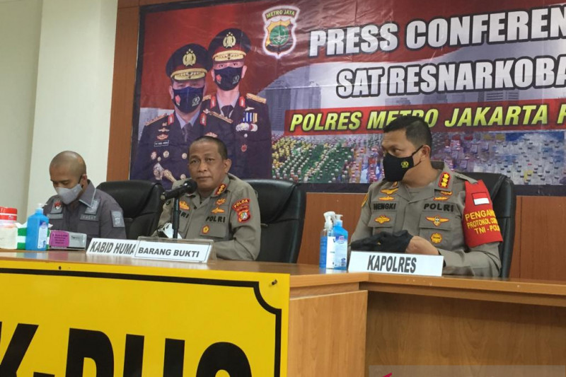 Kabid Humas Polda Metro Jaya Kombes Pol Yusri Yunus (tengah) dan Kapolres Metro Jakarta Pusat Kombes Pol Hengki Haryadi (kanan) saat jumpa pers penyalahgunaan narkoba yang melibatkan Nia Ramadhani dan Ardi Bakrie di Jakarta, Kamis (08/07/2021). ANTARA/Mentari Dwi Gayati/trs.