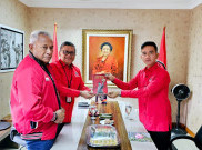 Hasto Beri 2 Buku ke Gibran