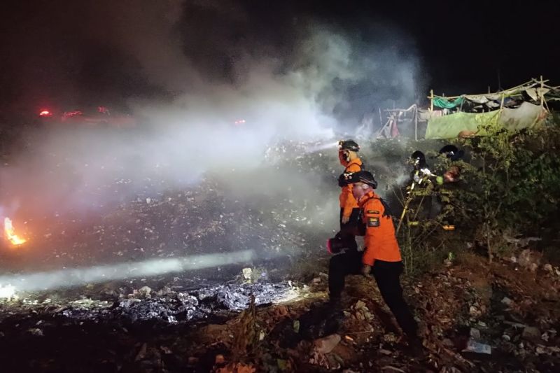 Ribuan Warga Cirebon Mengungsi Akibat Kebakaran TPA Kopi Luhur