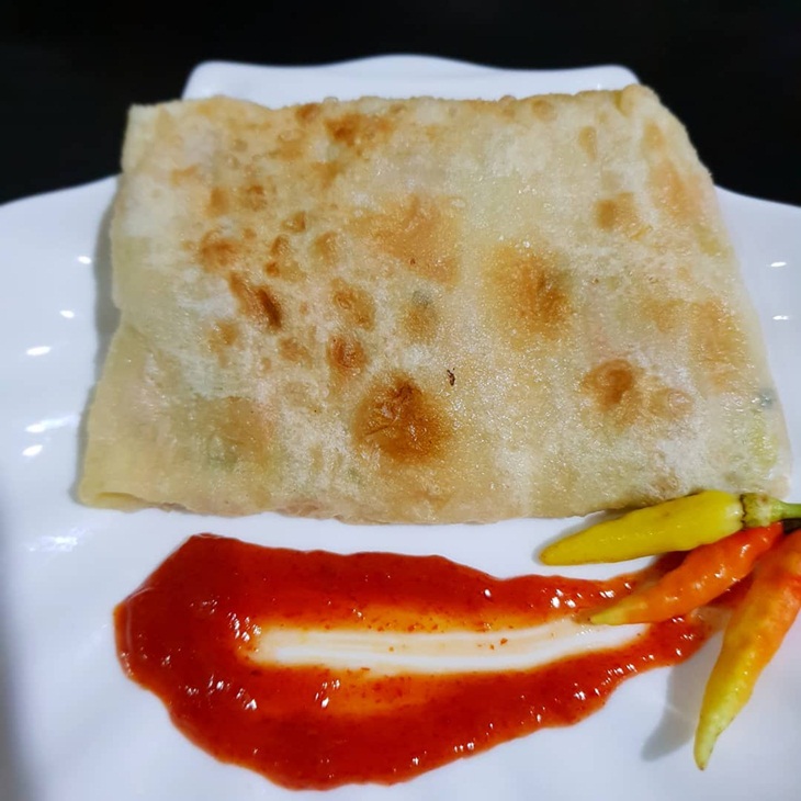 Martabak Madura disajikan dengan saus dan cabai rawit. (Foto: instagram.com/hartono_lao)