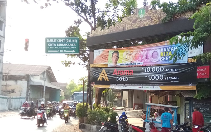 Spanduk dukungan kepada Putra Sulung Jokowi untuk maju dalam Pilwalkot Solo mulai bermunculan