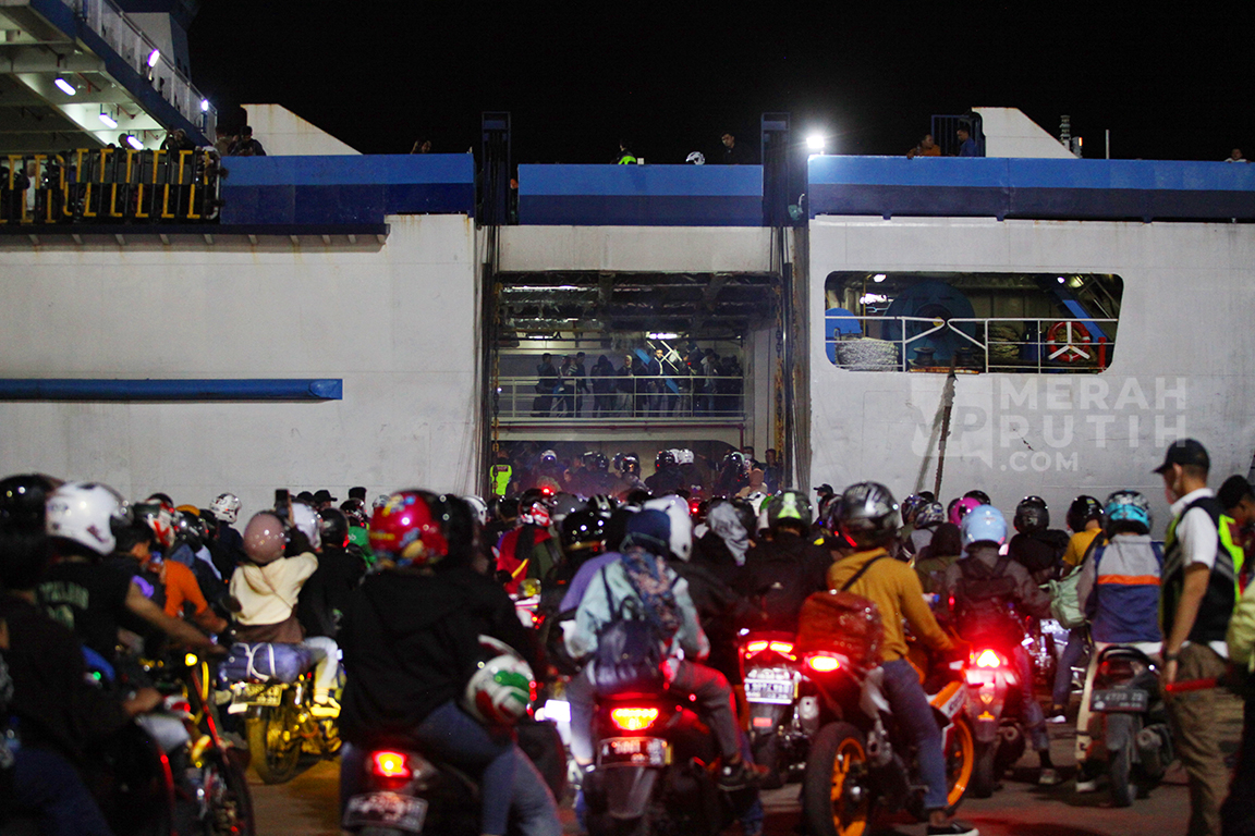 Puncak Arus Mudik Pemudik Motor di Pelabuhan Ciwandan Banten pada H-2 Lebaran