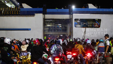 Puncak Arus Mudik Pemudik Motor di Pelabuhan Ciwandan Banten pada H-2 Lebaran