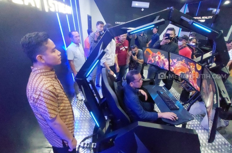 Pratikno Jajal Kursi Gaming Seharga Rp 300 Juta di Solo Technopark