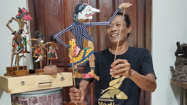 Memanfaatkan Limbah Kayu Jati jadi Karya Seni