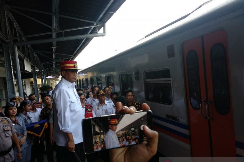Menteri Perhubungan Budi Karya Sumadi saat bertindak sebagai petugas pengatur perjalanan kereta api (PPKA) di Stasiun Pasar Senen, Jakarta, Sabtu (21/12/2019). ANTARA/Asep Firmansyah