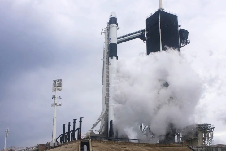 NASA dan Spacex Tunda Misi Peluncuran Roket Karena Cuaca Buruk