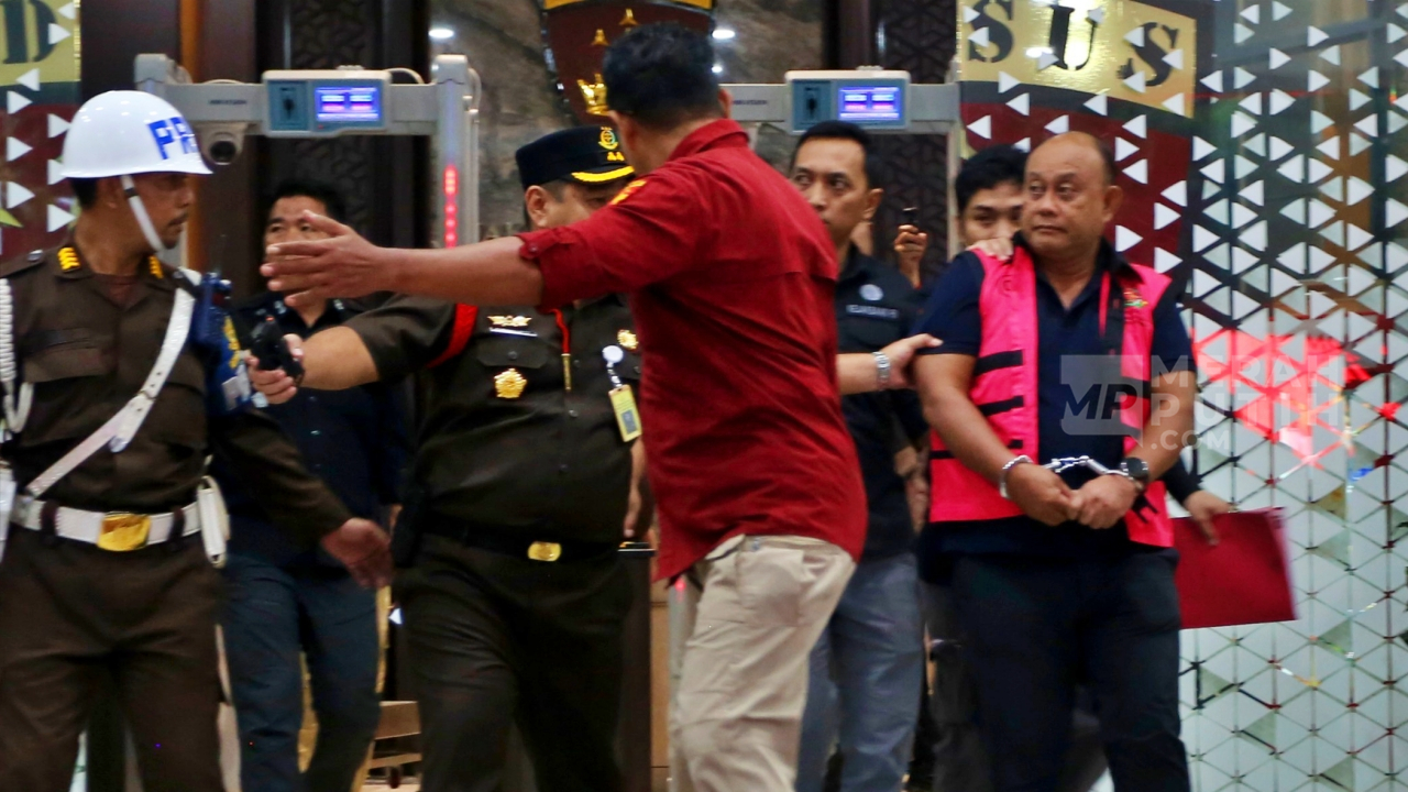 Dadan Hindayana Resmi Ditahan Kejagung, Eks Pimpinan BGN Kenakan Rompi Tahanan