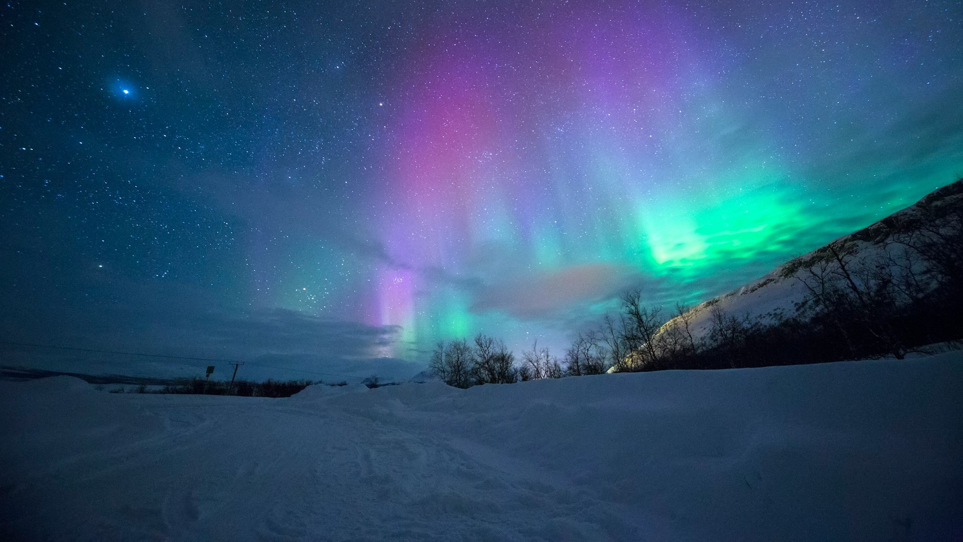 Badai Geomagnetik Ekstrem Timbulkan Aurora Borealis