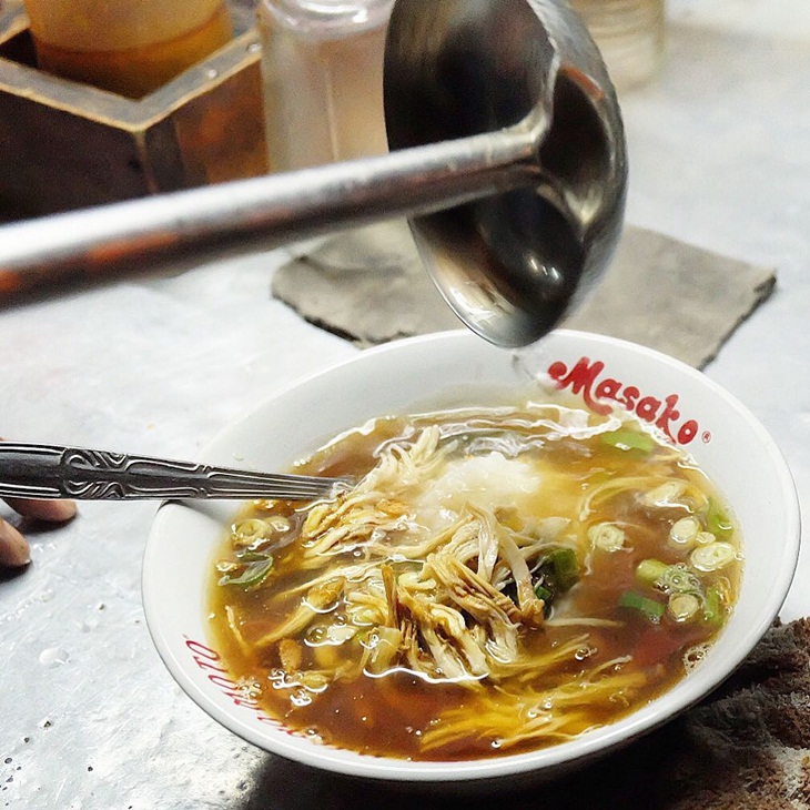 Bubur ayam dengan kuah. (Foto: instagram.com/bubueataway)