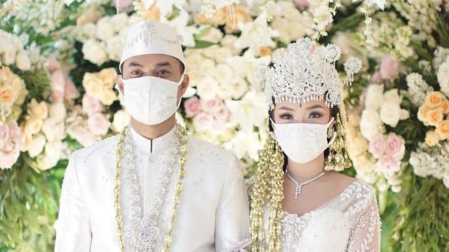Zaskia Gotix dan Sirajuddin Mahmud mengenakan masker putih saat pernikahan mereka (Dok.Instagram/@ivan_gunawan