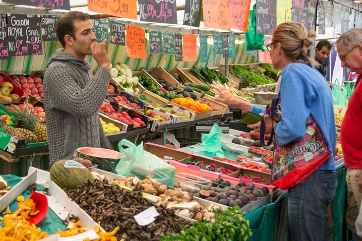 Usahakan selalu bawa tas belanja ketika ke pasar tradisional. (Foto: Pixabay/bogitw)