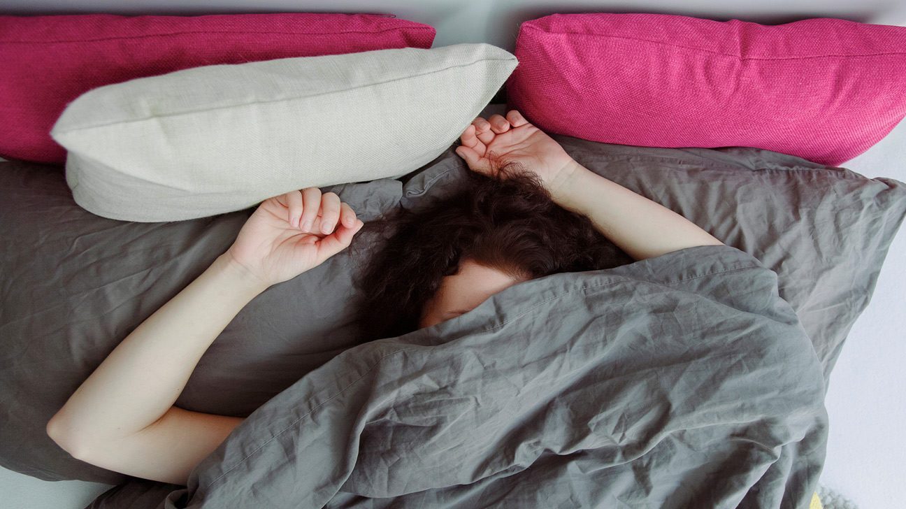 Hindari bermain ponsel sebelum tidur. (Foto: Healthline)